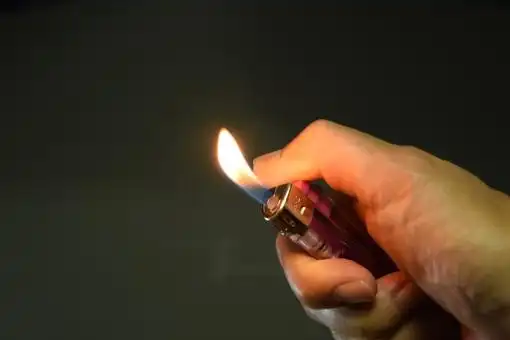 照片素材(图片): 用打火机点亮