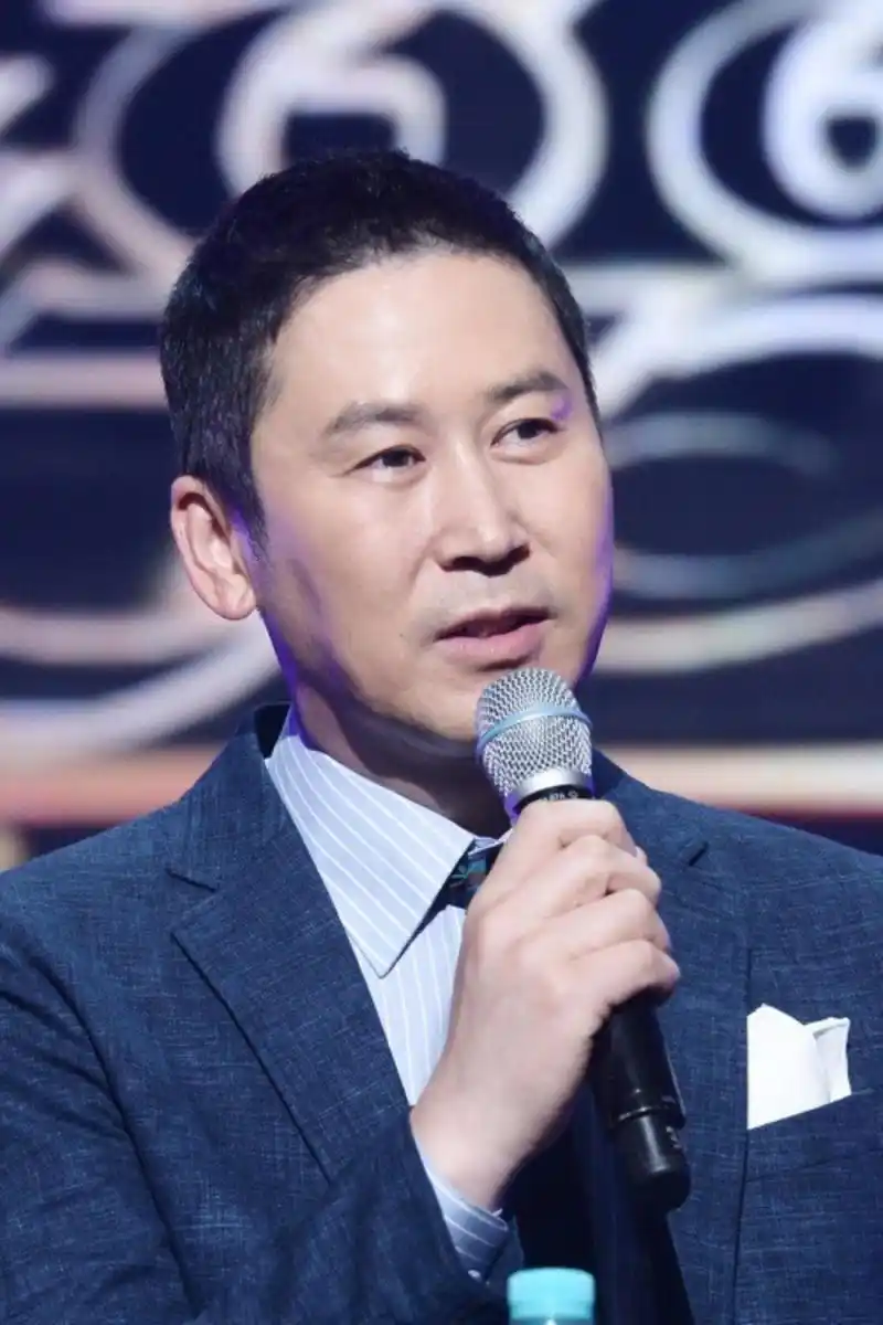 签约过好朋友,生意曾经做砸,申东烨不动声色重新成为富有主持人