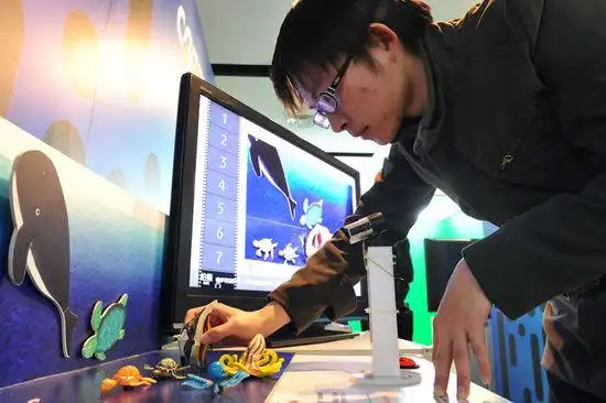 一等奖获得者北京科技大学的陈玮鑫正在演示定格动画制作过程