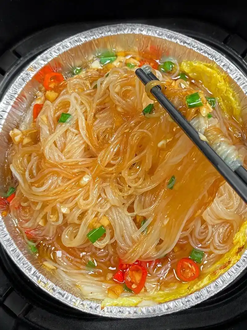 每次去烧烤店必点的锡纸娃娃菜粉丝被我做出来咯 蒜香十足,香辣过瘾