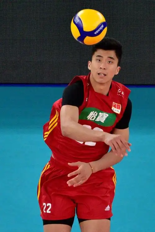 张景胤是中国男排的主攻.张景胤有一个绰号——小太阳.