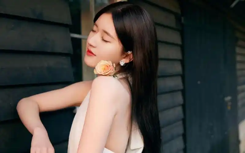 赵露思白色露背裙写真桌面壁纸