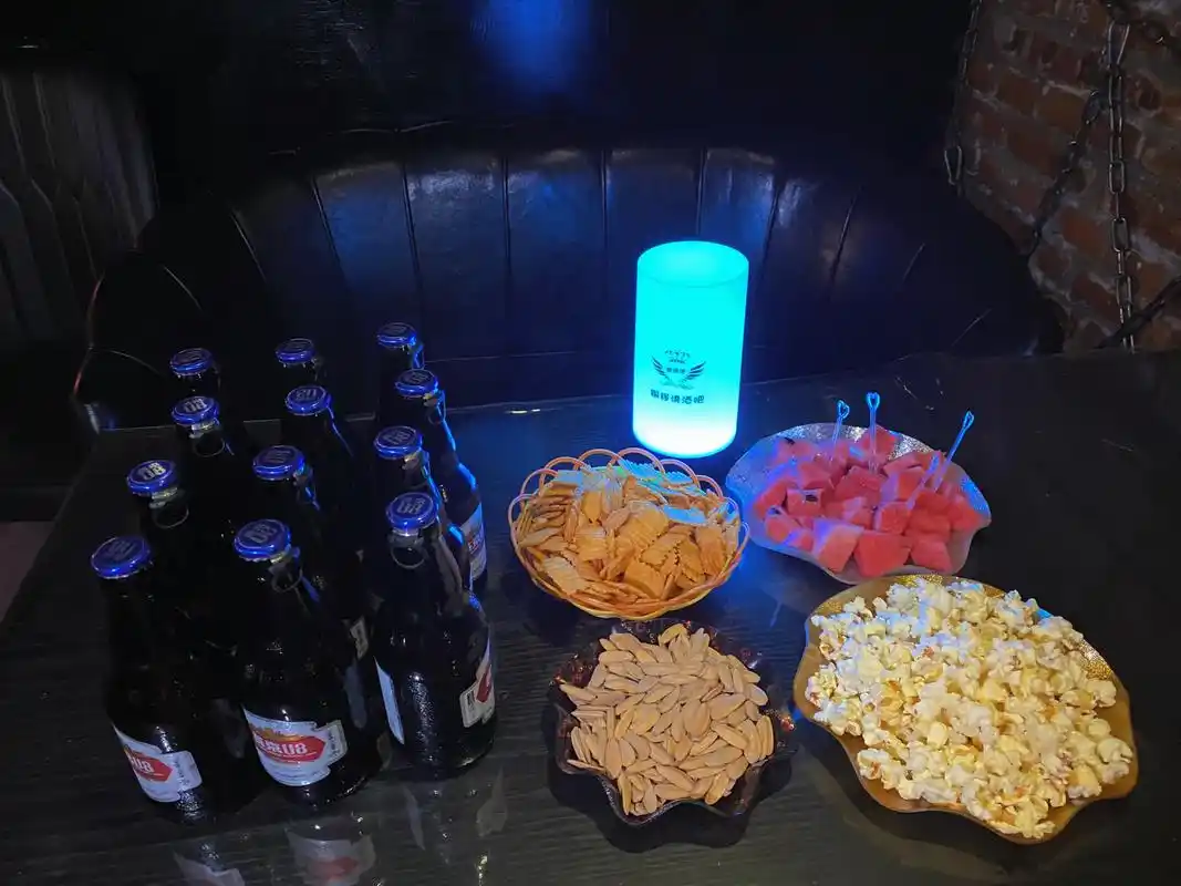 铜锣湾酒吧特推出酒水套餐 套餐1 188元包含12瓶u8啤酒 - 抖音