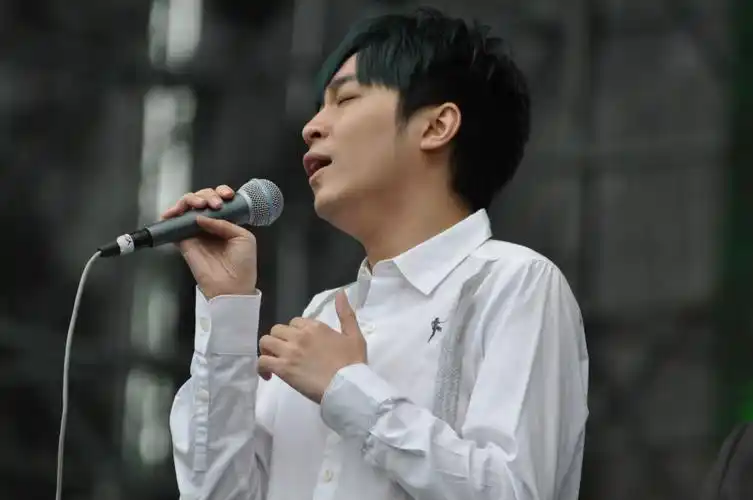 他是苏打绿主唱,曾患上抑郁症,当郭敬明面崩溃大哭,如今红成这样