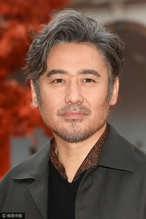 吴秀波"帅大叔范"现身 夹克装展成熟魅力