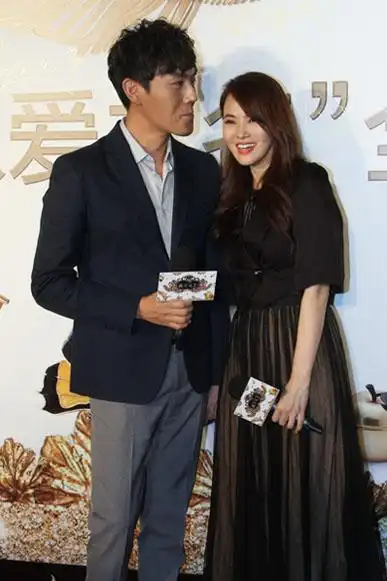 《我是女王》首映 伊能静贴面拥抱秦昊秀甜蜜