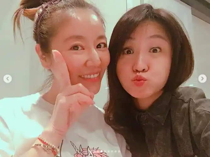 林心如贾静雯罕见同框,两人相拥超亲密,更称对方为好姐妹