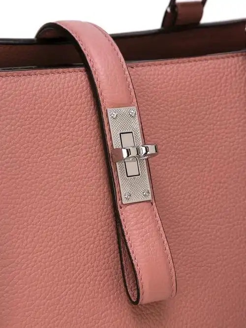 搭扣细节手提包