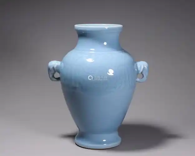 大清康熙年制款天蓝釉饕餮纹双象耳瓶