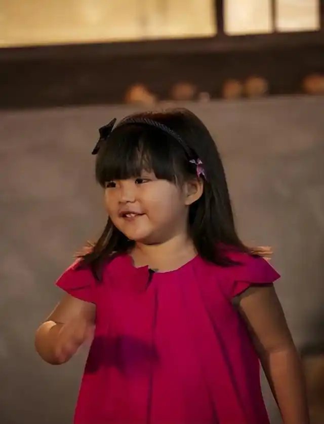 李湘晒女儿近照,王诗龄试穿万元公主裙,评论区引起争议