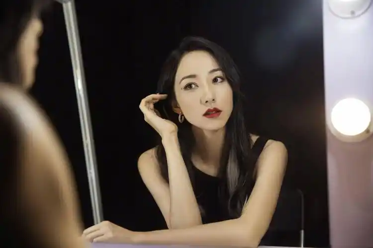 38岁韩雪近况曝光手上金色腕表价值千万私下还爱收集奢侈珠宝