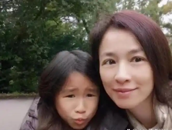 张庭女儿女大十八变美了!小时好难看,尖嘴猴腮的,长大后,反而漂亮 .