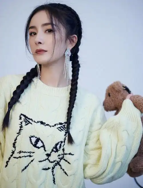 杨幂写真,扎起双麻花辫,手拿泰迪熊,俏皮可爱