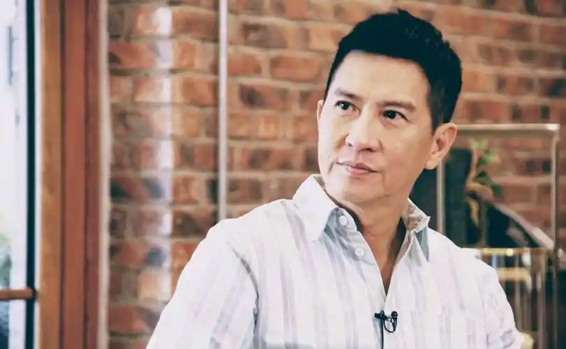 曾经李修贤在面对媒体的时候评价张家辉说:他永远是片场中最玩儿命的