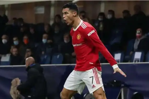 战斗姿态:c罗在庆祝时常常摆出战斗姿态,表现出他对比赛的热情和渴望