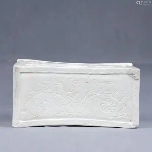 宋定窑刻花瓷枕