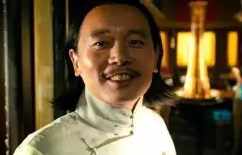 光头葛优长头发了?齐刘海造型现身粉丝都不敢认他了