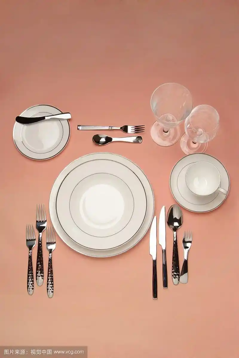 西餐餐具摆放