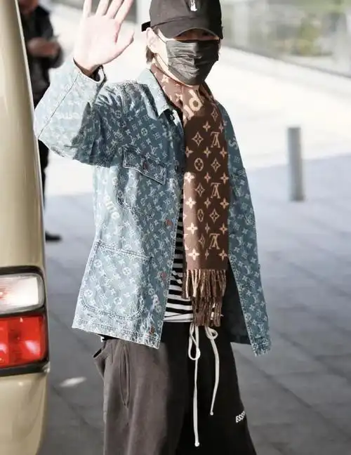 lv邀请吴亦凡压轴走秀34度天气穿双层西装热得裤子都汗湿了