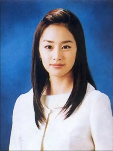 图文:金泰希名校毕业照似女主播 白色制服显优雅