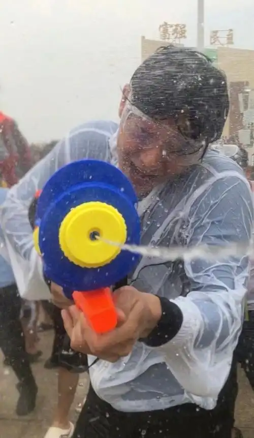 黄子韬被泼得疯狂认输##黄子韬鞋都跑没了