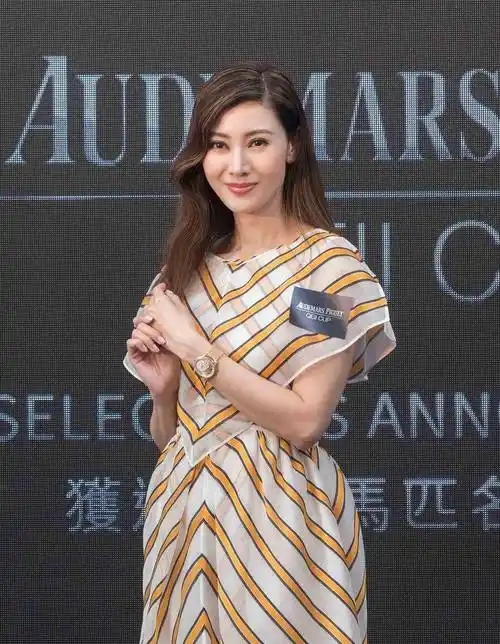 51岁李嘉欣很时尚,侧躺照超撩人,被网友称呼为冻龄少女_演出_许晋亨