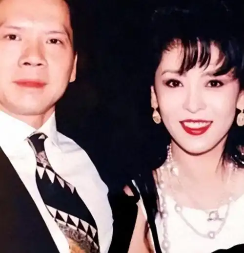 作为富豪的向华强的太太陈岚,虽然我们现在看到的她是这样的,看起来很