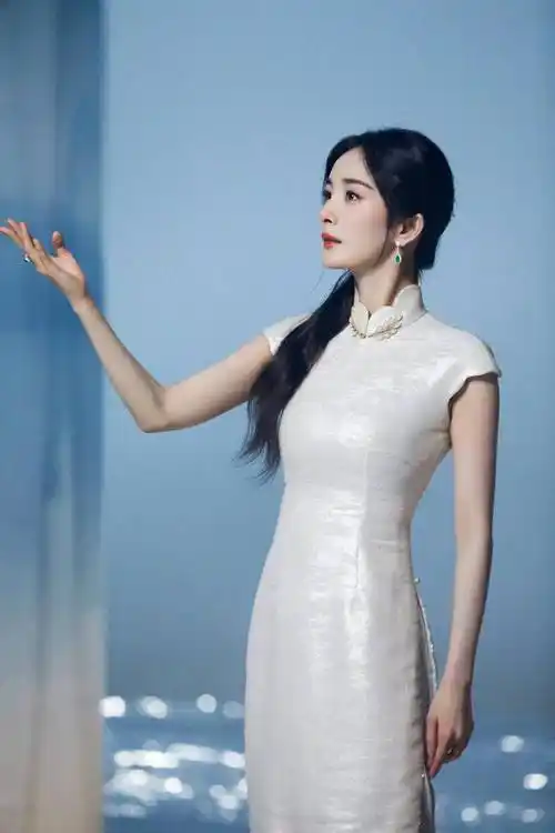 有一种惊艳叫"杨幂穿旗袍",虽毫无曲线可言,却穿出了万种风情