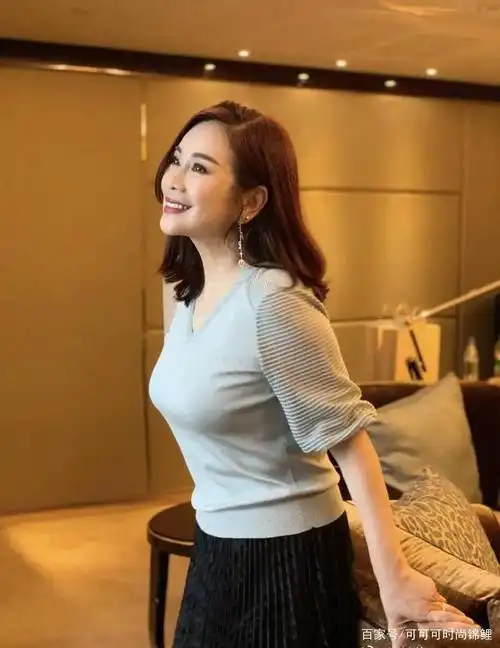 49岁陈松伶美成这样,针织衫搭半身裙身材丰满,没有中年危机感