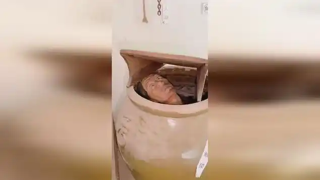 古代刑罚展览人彘将人装在缸里灌满大粪