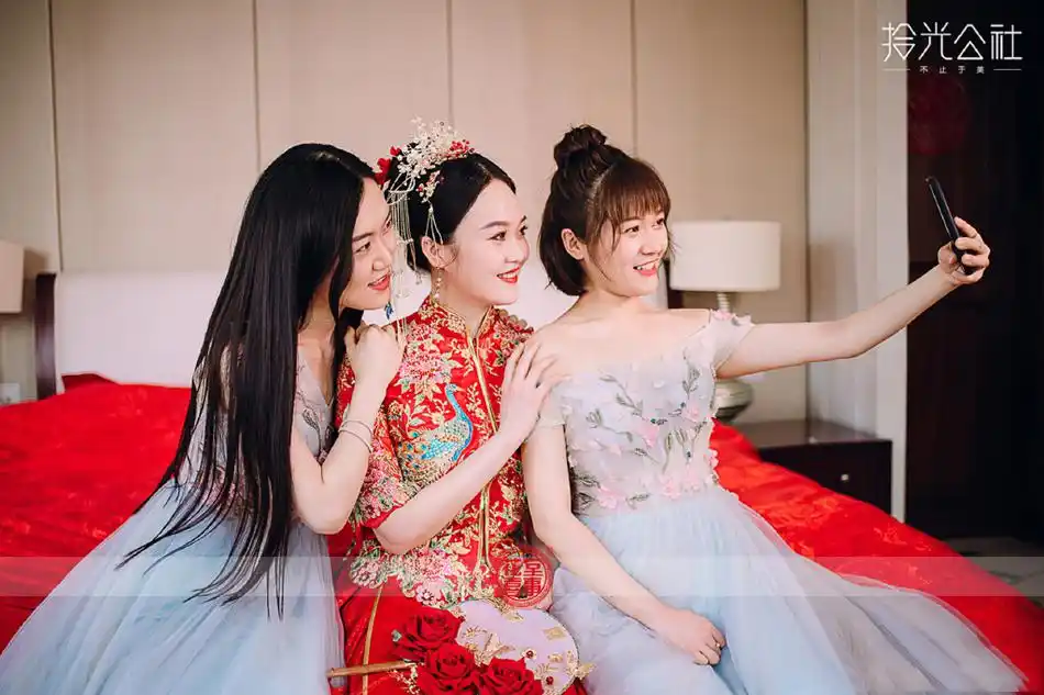 快乐星球》中饰演丁凯乐的李瑞正式结婚,网上还曝出了一组婚礼现场图