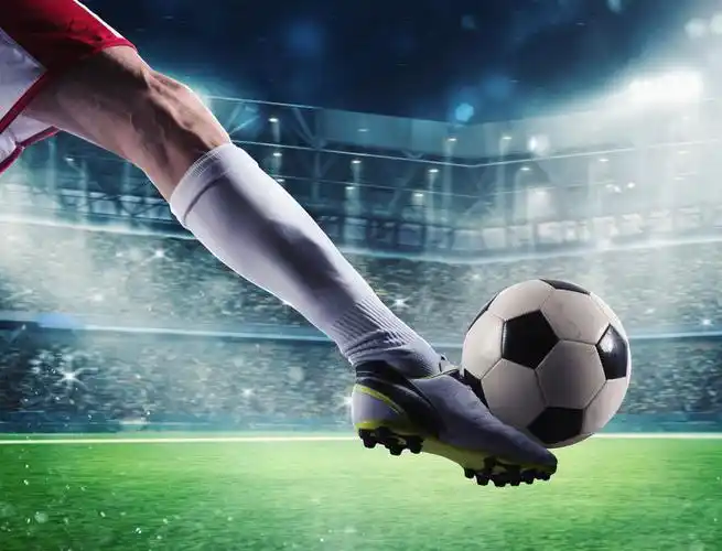 足球运动员在比赛期间在体育场内用足球打火素材-高清图片-摄影照片
