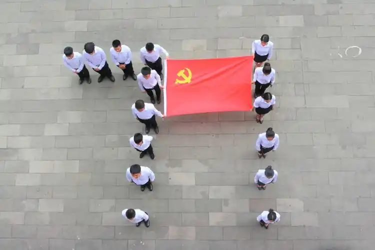 七一特辑我在重交院与党旗合影