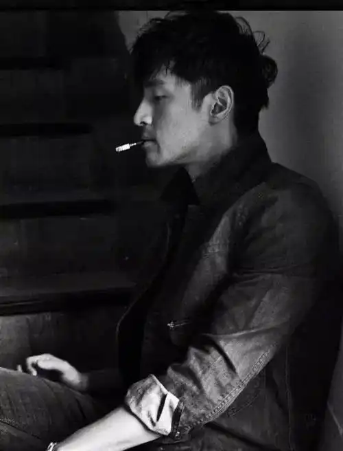 心理学家:男人吸烟的姿势,会暴露他的性格特征,很准!