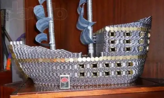 乌克兰青年用17000枚硬币做成的舰船