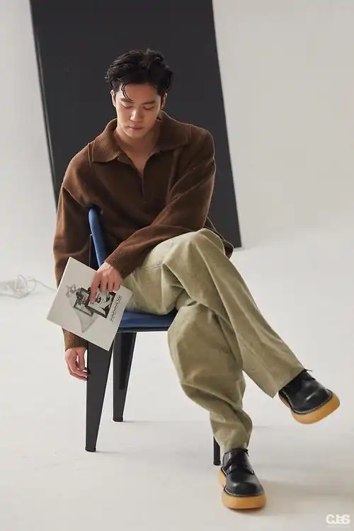 让我们心动不已河锡辰展现了自己努力的步伐到 我独自生活>,再到 小巷