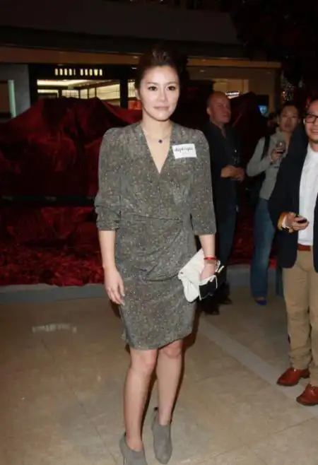 钟镇涛与小娇妻范姜恩爱同框,她穿白色连衣裙温柔时髦,优雅大气