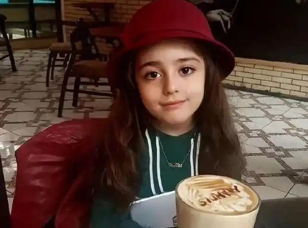 8岁小女孩因长相太美,爸爸为她辞职当保镖,如今竟长成这样!