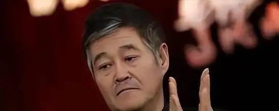 回看赵本山风光时有多牛?怀里搂美女都不算啥,逼黄圣依下跪才真