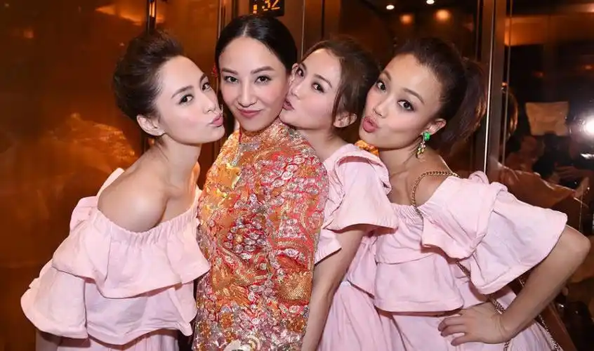 李小冉的婚礼上伴娘团也是美女云集,你会看到阿娇,应采儿,朱丹