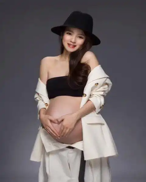 关注 #安以轩产后身材# 安以轩怀二胎的大肚照还历历在目,没想到产后