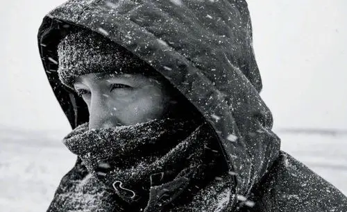 胡歌在冰天雪地里做公益,顶风冒雪,连胡子眉毛都结霜了