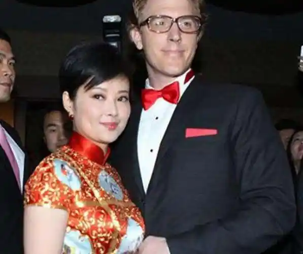 演员张国立,王刚等人传出过绯闻,情史十分混乱,一度成了坊间的笑话