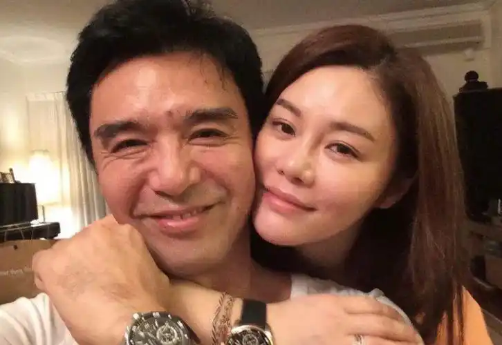 67岁钟镇涛与55岁妻子出行相差十几岁为何恩爱至今