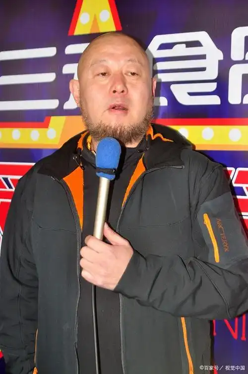 作为"零点乐队"主唱的周晓鸥,与当时摇滚界的崔健,唐朝乐队