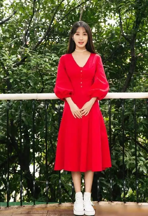 鹿鼎记中饰演黄晓明老婆今穿绿色上衣配牛仔裤清新似少女