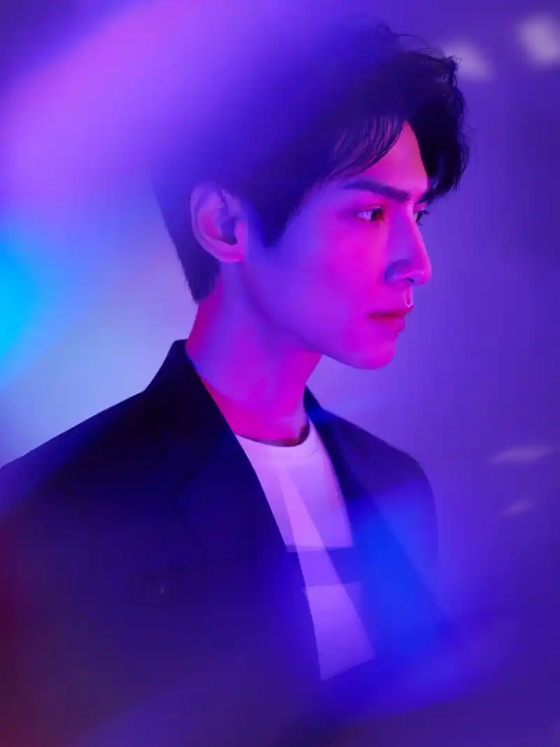 31岁罗云熙新剧造型,穿西装秒变霸道总裁,掀起刘海就是解除封印