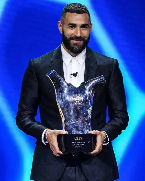 赛前有媒体透露本泽马获得了欧足联最佳球员奖杯,结果并不意外.