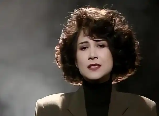 甄妮:23岁结婚,30岁痛失爱人,今70岁仍单身,一生只爱他一个