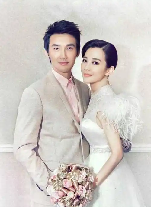 陈松伶和小8岁老公亮相,穿蓝色印花裙配小白鞋,腰间赘肉明显_衬衫